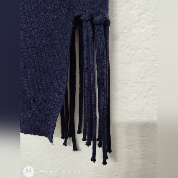 Cyrus Navy Blue Sweater Vest Size Medium Extremely Soft! - Picture 5 of 13